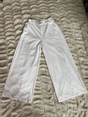 White Wide Leg  Pants With Pocket On Each Side & Partial Elastic Waist. Preowned
